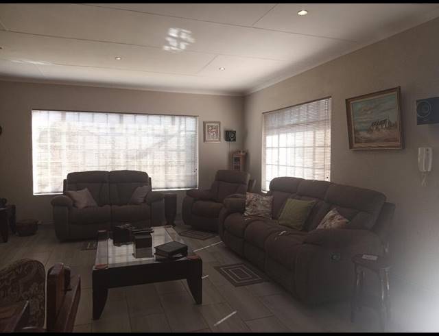 3 BEDROOM TOWNHOUSE FOR SALE IN EIKE PARK